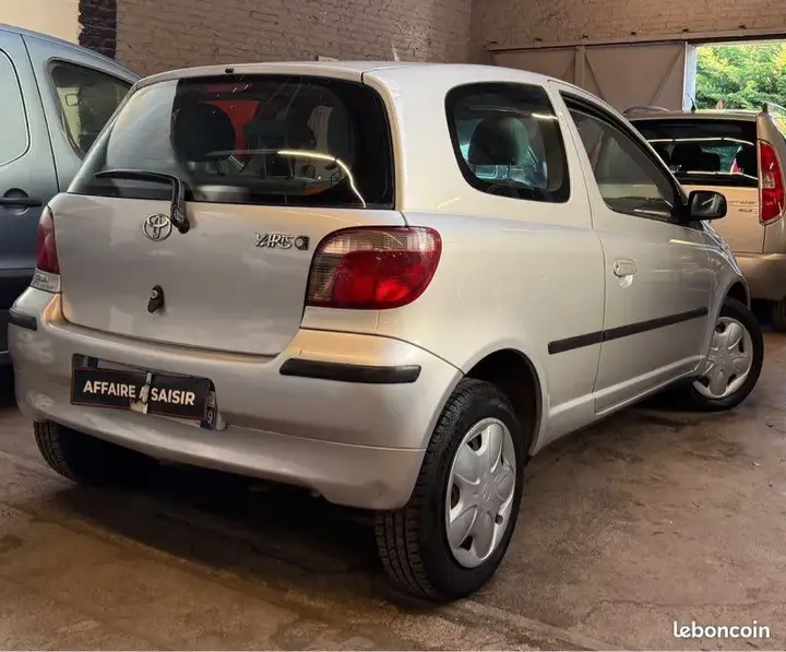 Toyota Yaris 2000 photo 2