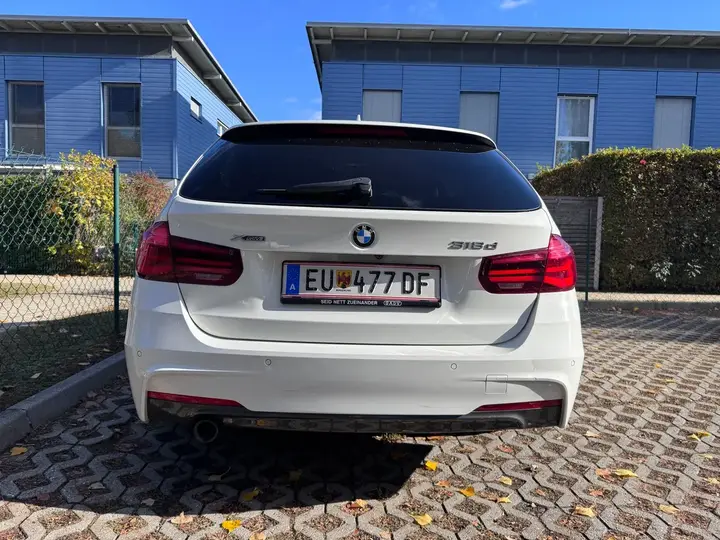 BMW 3 Series 2018 photo 3