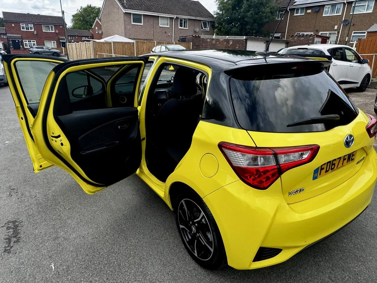 Toyota Yaris Hybrid 2017 photo 2