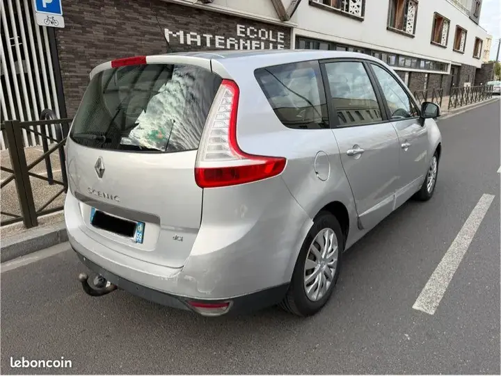 Renault Scenic 2011 photo 2