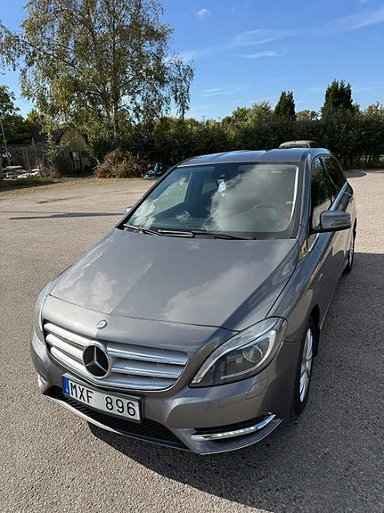 Mercedes-Benz B180 2012 photo 2