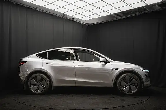 Tesla Model Y 2025 photo 5