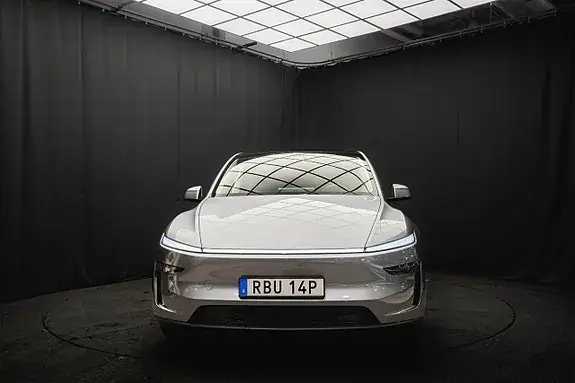 Tesla Model Y 2025 photo 3