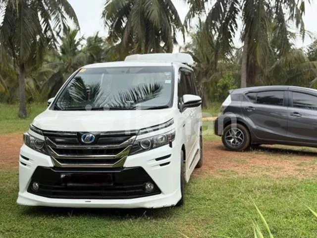 Toyota Voxy 2014 photo 2