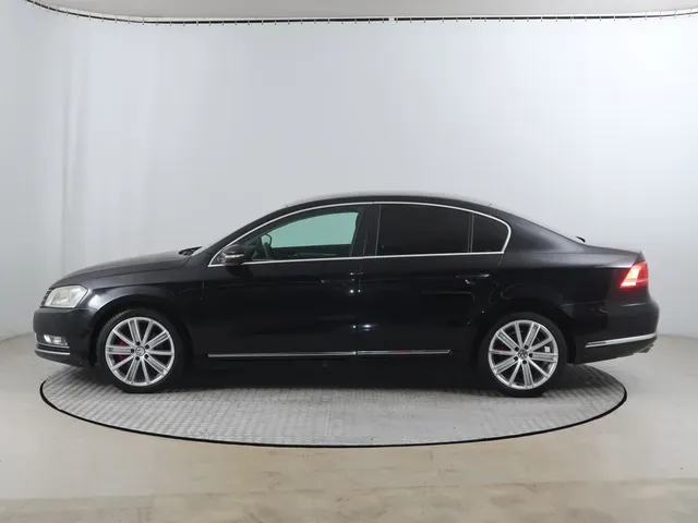 Volkswagen Passat 2011 photo 2