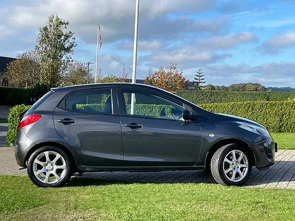 Mazda 2 2013 photo 5