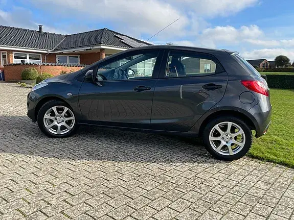 Mazda 2 2013 photo 2