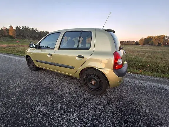 Renault Clio 2005 photo 2