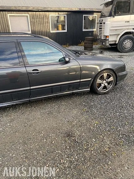 Mercedes-Benz E-Class 2001 photo 5