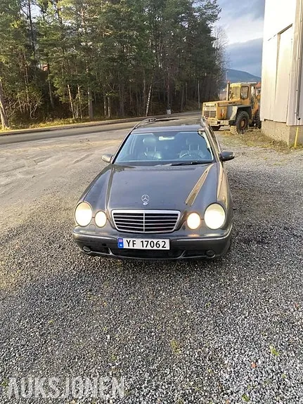 Mercedes-Benz E-Class 2001 photo 3