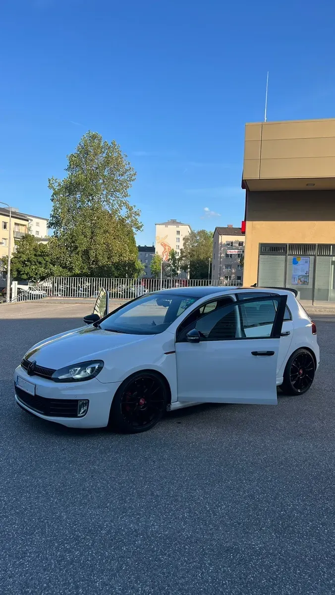 Volkswagen Golf 2010 photo 2