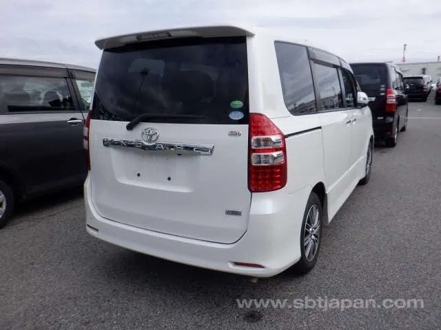 Toyota Noah 2012 photo 4
