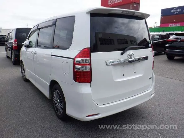 Toyota Noah 2012 photo 3