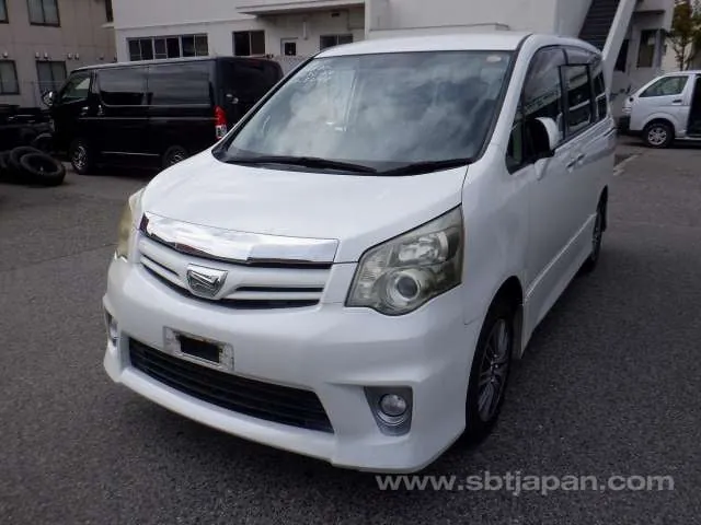 Toyota Noah 2012 photo 2
