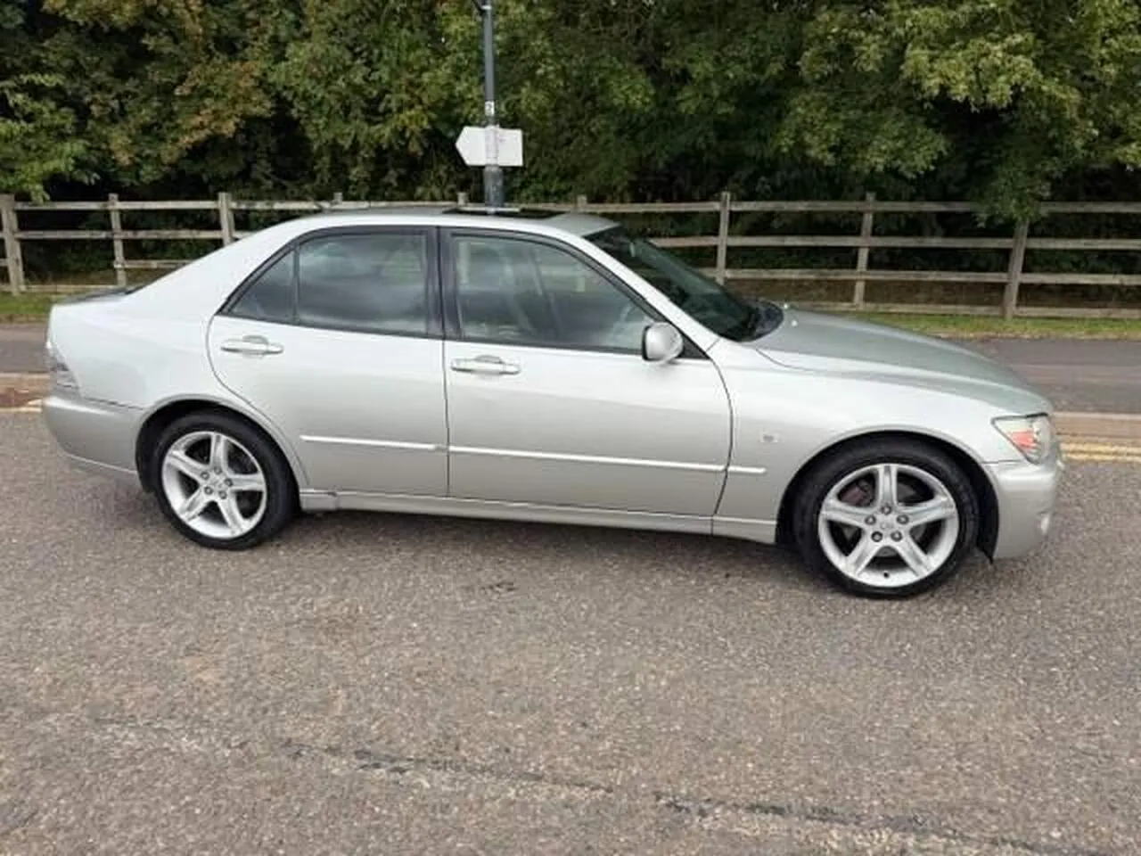 Lexus Is 2002 photo 2