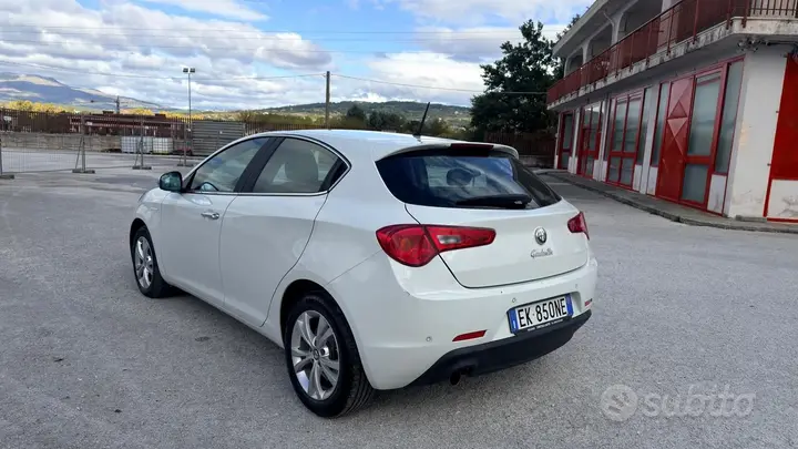 Alfa Romeo Giulietta 2012 photo 2