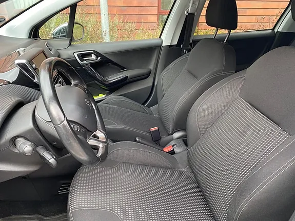 Peugeot 208 2015 photo 5