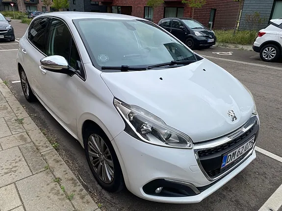 Peugeot 208 2015 photo 4