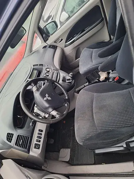 Mitsubishi Grandis 2006 photo 2