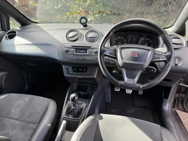 Seat Ibiza 2014 photo 2