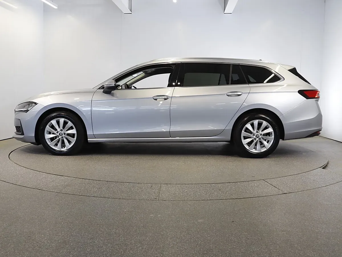 Skoda Superb 2025 photo 2