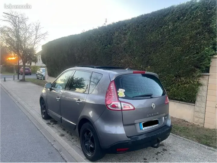 Renault Scenic 2011 photo 2