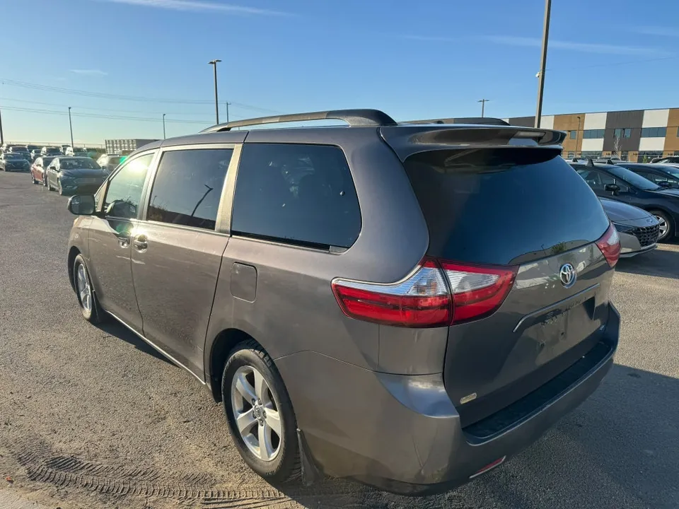 Toyota Sienna 2017 photo 4