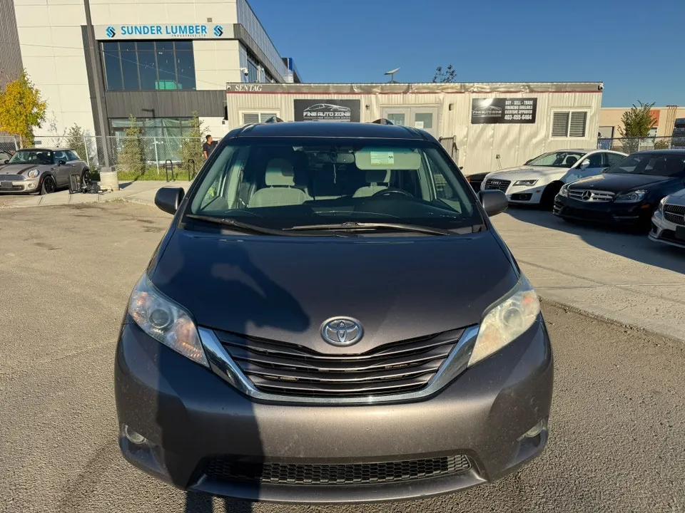 Toyota Sienna 2017 photo 2