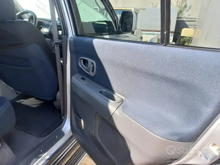 Mitsubishi Pajero Sport 2002 photo 3