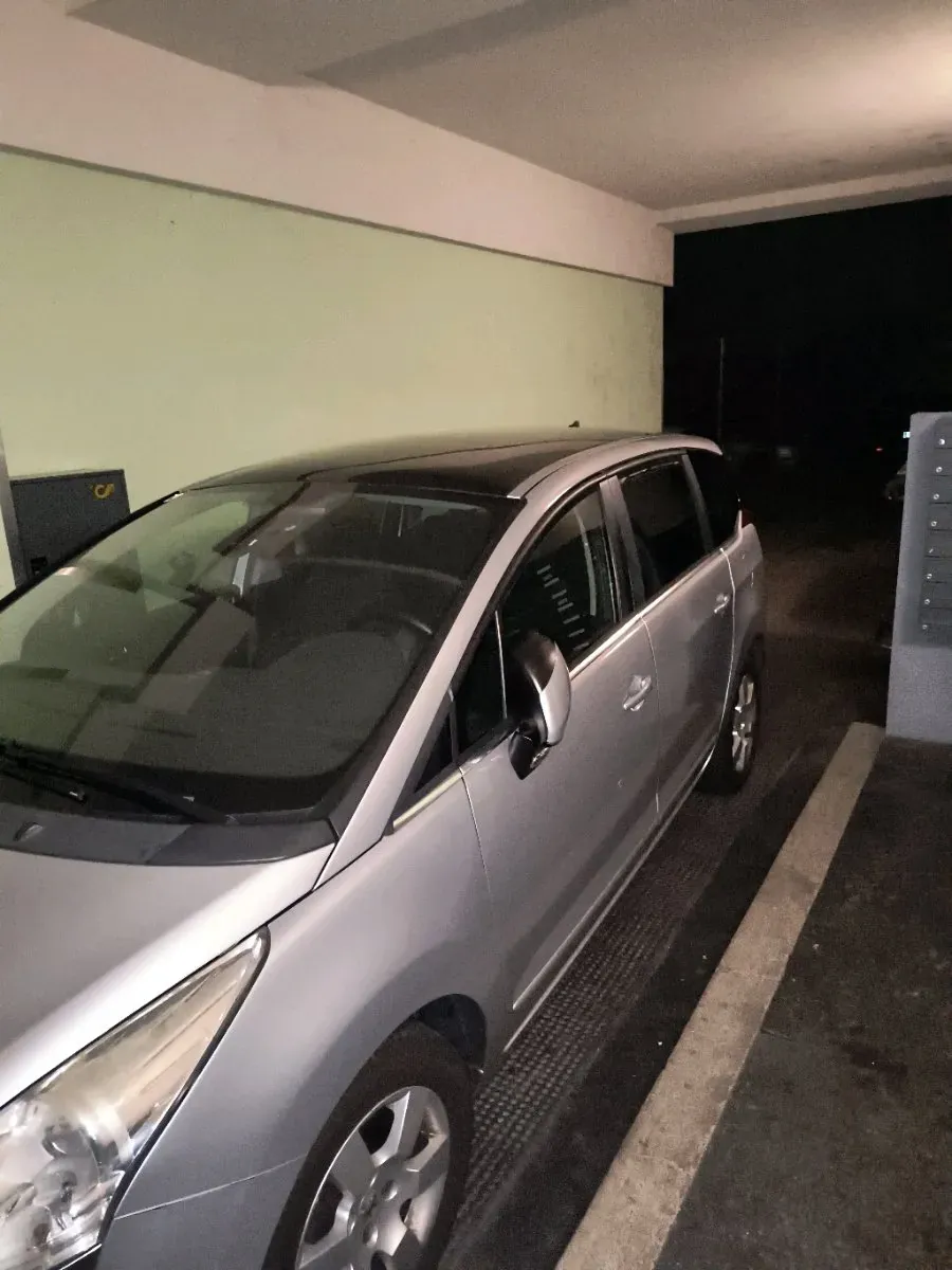 Peugeot 5008 2011 photo 2