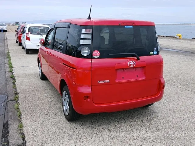 Toyota Sienta 2007 photo 3