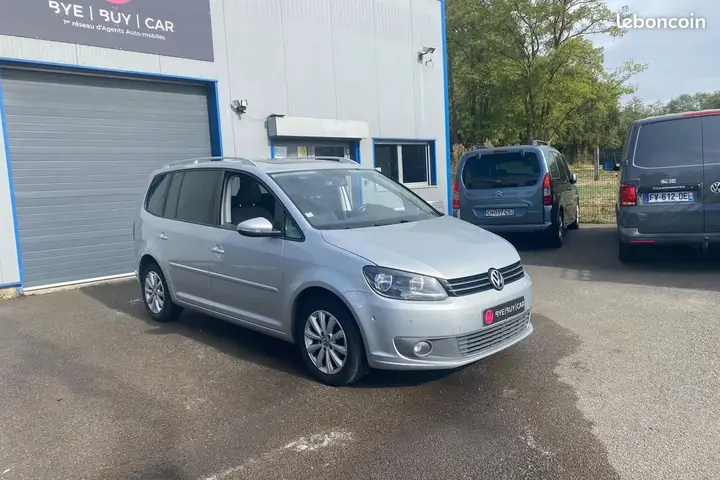 Volkswagen Touran 2011 photo 2