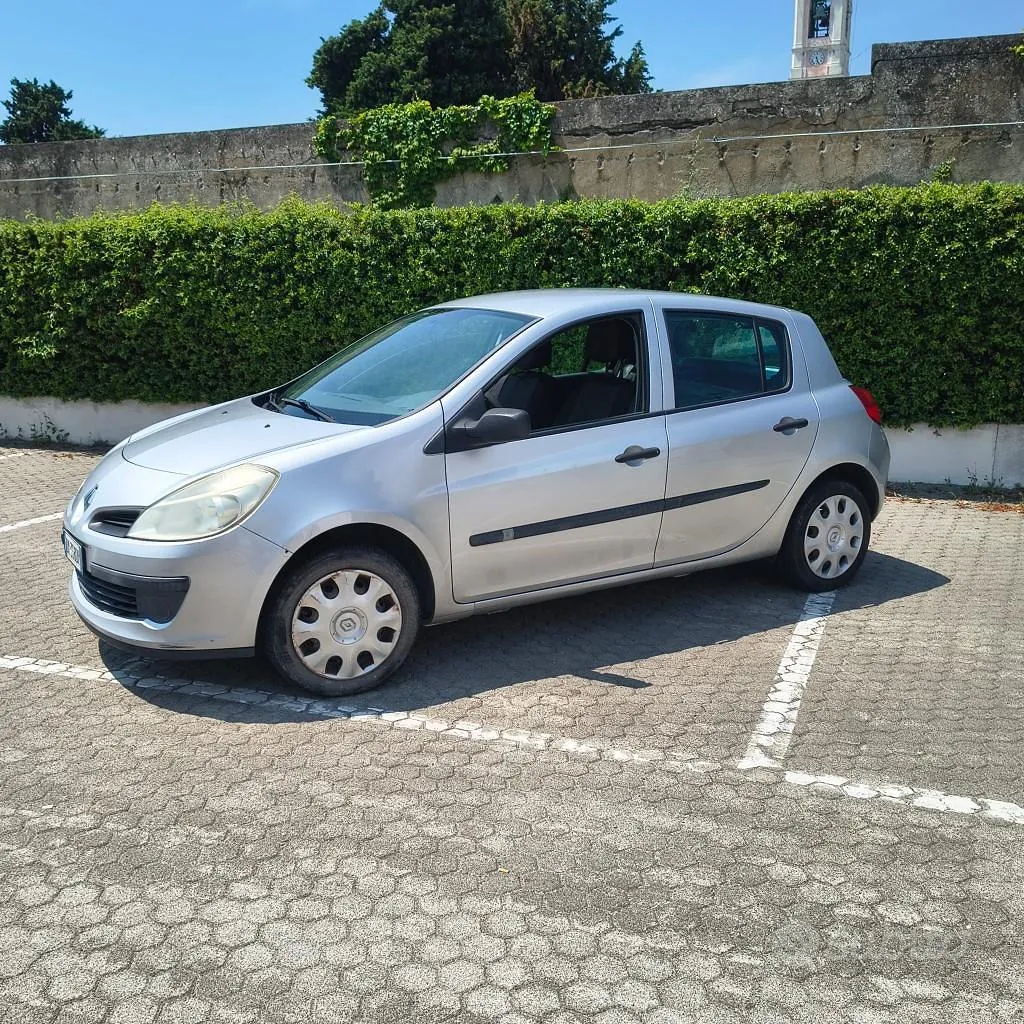 Renault Clio 2008 photo 2