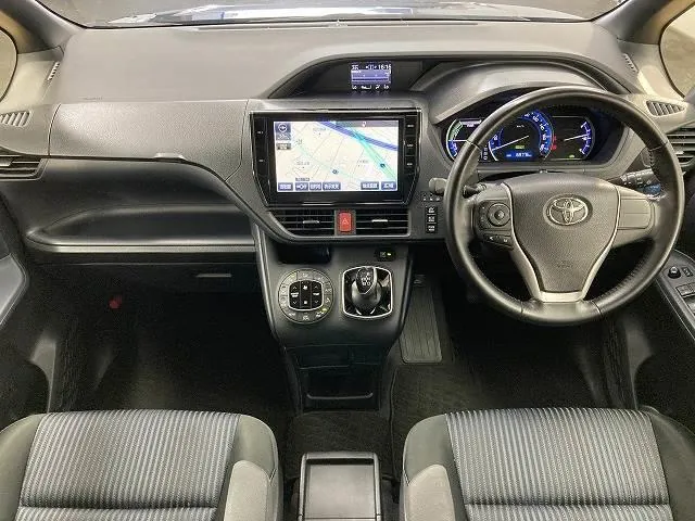 Toyota Voxy 2016 photo 2