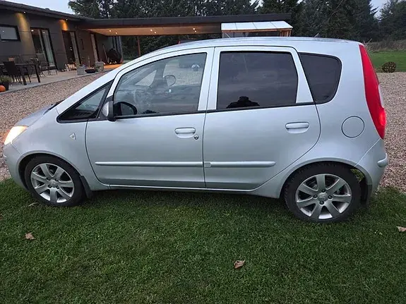 Mitsubishi Colt 2006 photo 2