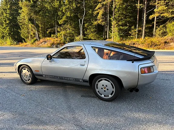 Porsche 928