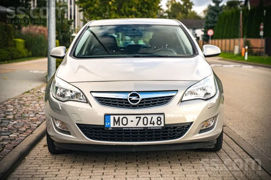 Opel Astra 2010 photo 2
