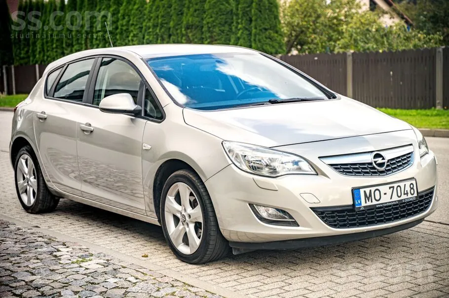 Opel Astra 2010 photo 3