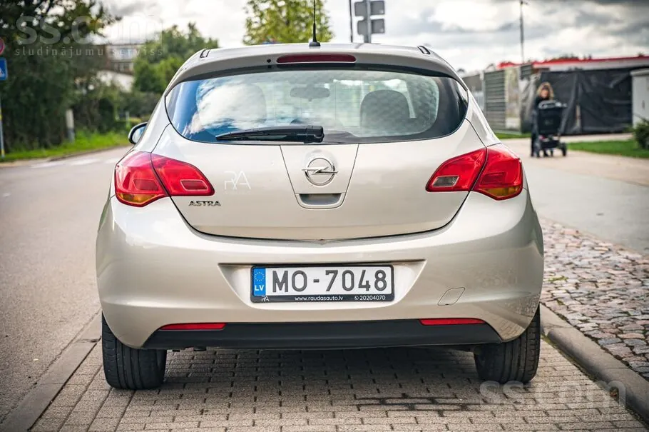 Opel Astra 2010 photo 5