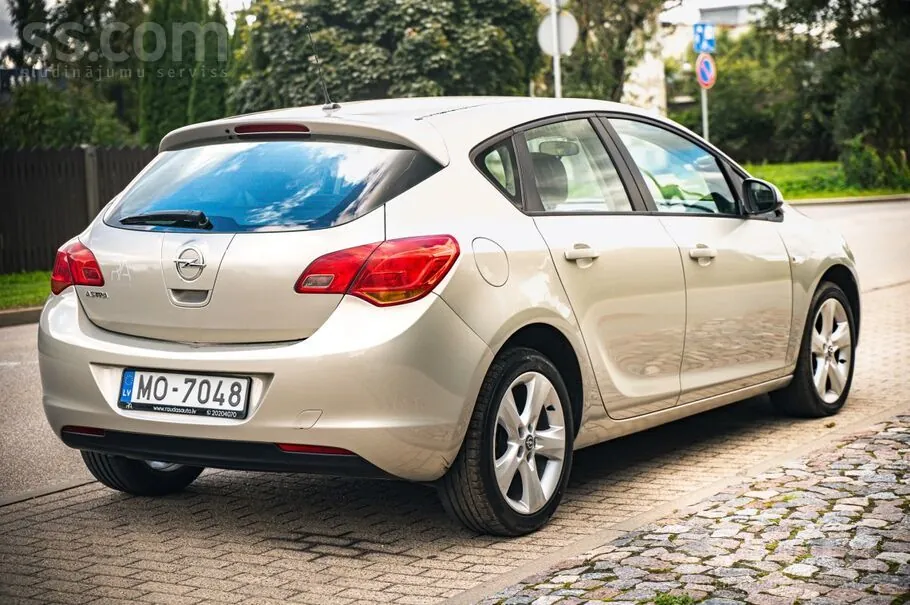 Opel Astra 2010 photo 4