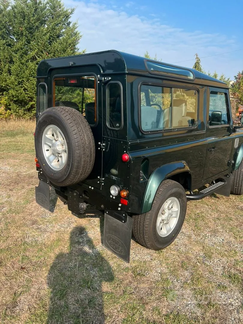 Land Rover Defender 2022 photo 2