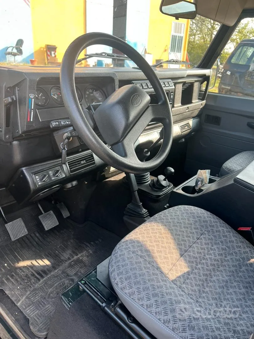 Land Rover Defender 2022 photo 3