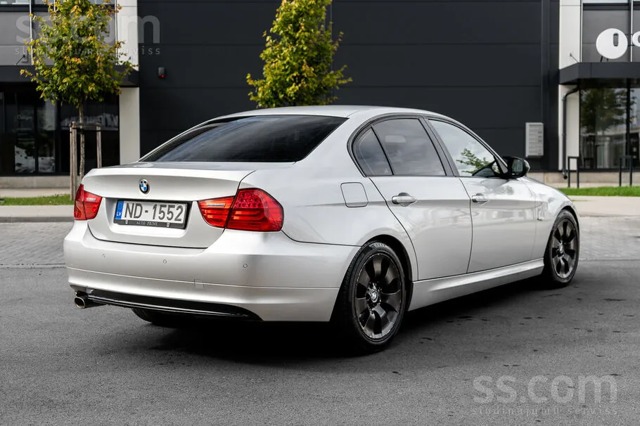 BMW 318 2009 photo 2