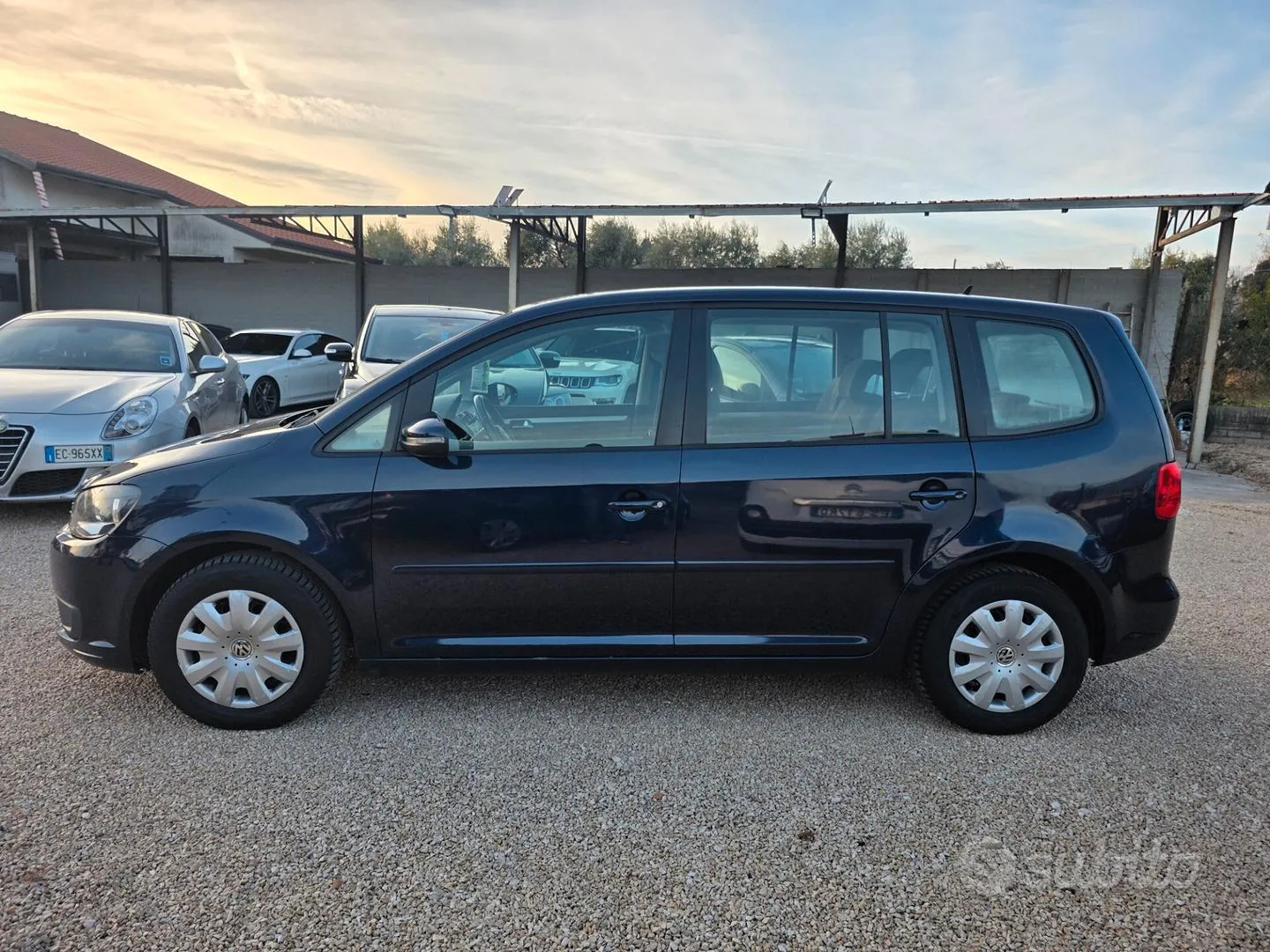 Volkswagen Touran 2012 photo 2