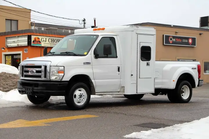 Ford E-450 2011 photo 2