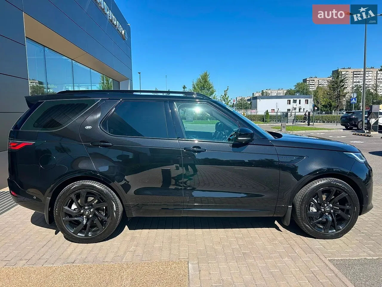 Land Rover Discovery 2023 photo 3