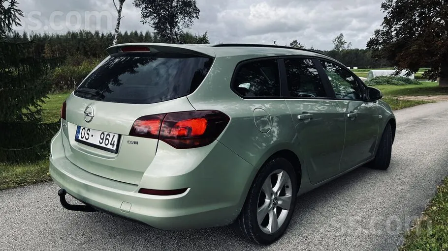 Opel Astra 2011 photo 2