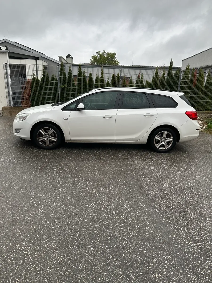 Opel Astra 2012 photo 3