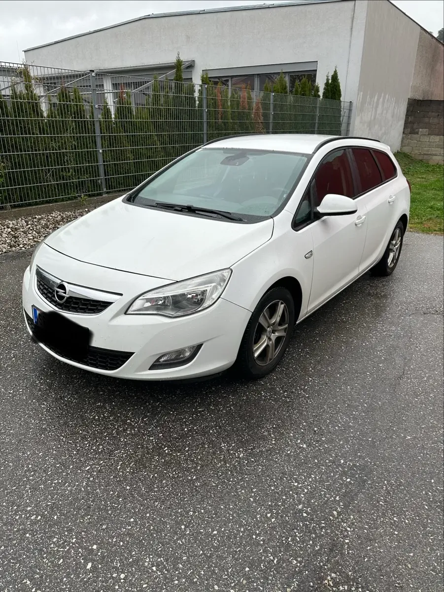 Opel Astra 2012 photo 2