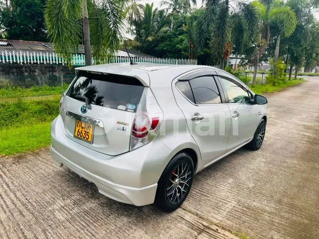 Toyota Aqua 2013 photo 2
